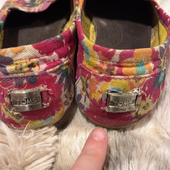 Tom’s Colorful Floral  Shoes - Picture 5 of 7